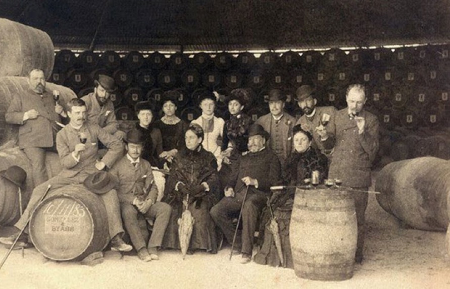 Manuel María junto a su familia y unos invitados en la Real Bodega de la Concha. (1883)