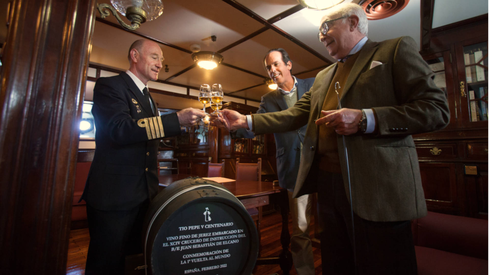 "Comandante del Buque Escuela Juan Sebastián de Elcano recibiendo la bota de Tío Pepe a bordo y brindando junto a Antonio Flores y José Argudo"