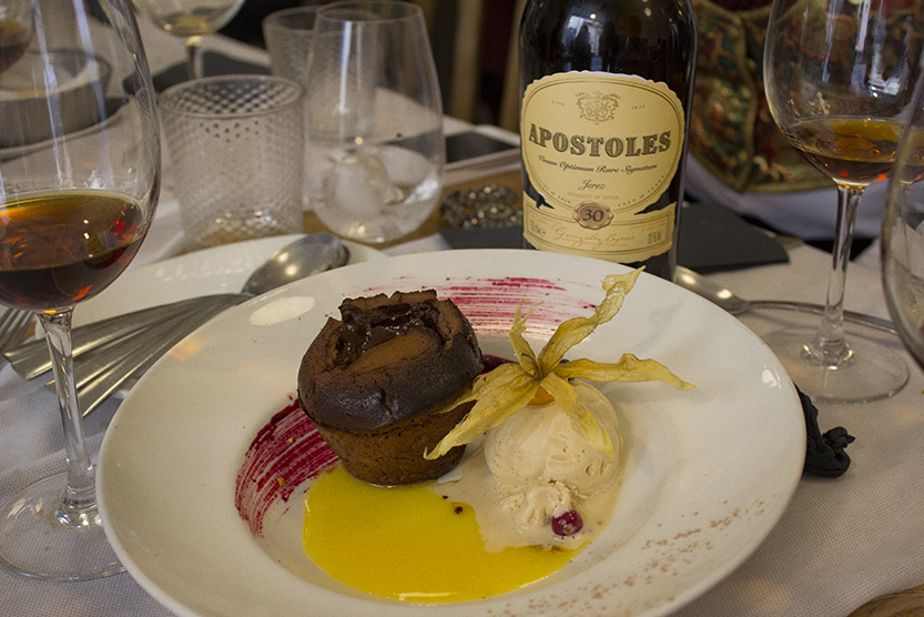 Apóstoles con foie casero con confitura de frutas, pastel de ortiguillas, Noé con coulant de chocolate