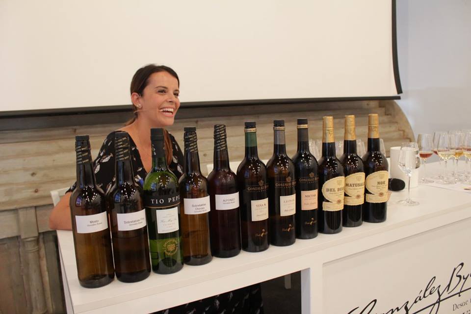 Silvia Flores, asistente de enólogo de González Byass ante una cata de Vinos de Jerez.