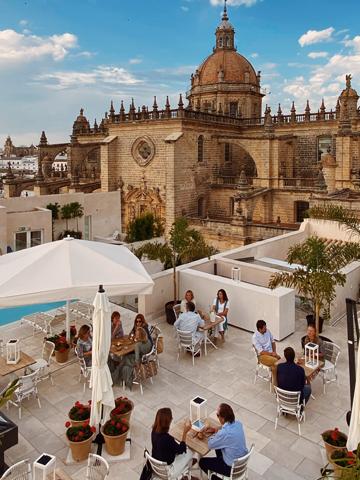 Piscina y terraza