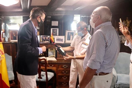Mauricio González Gordon, Antonio Flores and captain Sebastián de Colsa with the Cargo Manifest