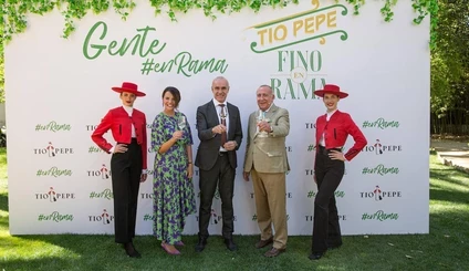 Antonio Flores y Silvia Flores junto al alcalde de Sevilla en la inauguración de Tío Pepe En Rama 2023